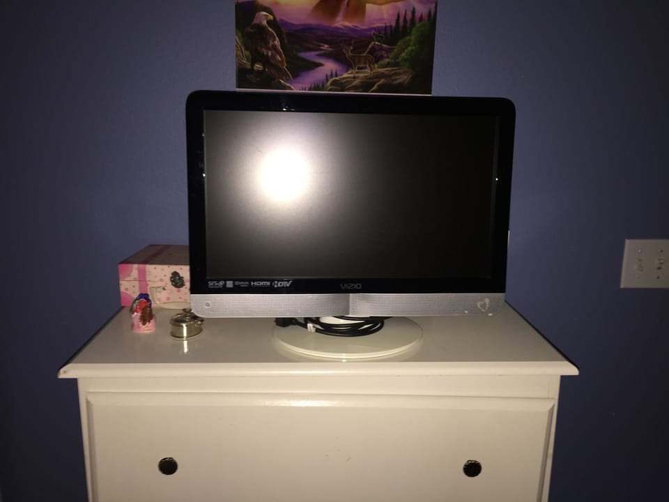 BEDROOM 2 - ROKU ENTERTAINMENT TV NETWORK IN EACH COMFORTABLE ROOM!