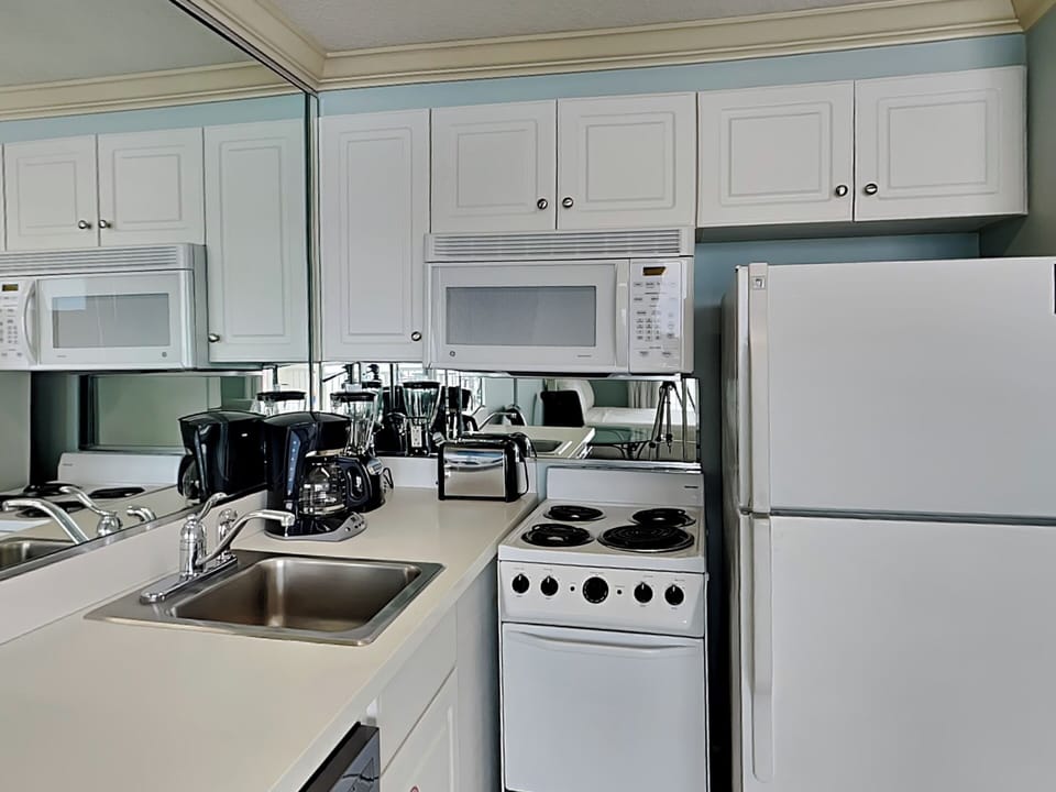 Studio Full Kitchen