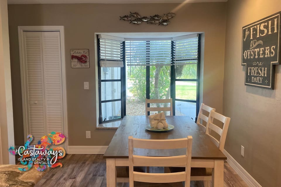 Dining Room - Seats 6 Guests