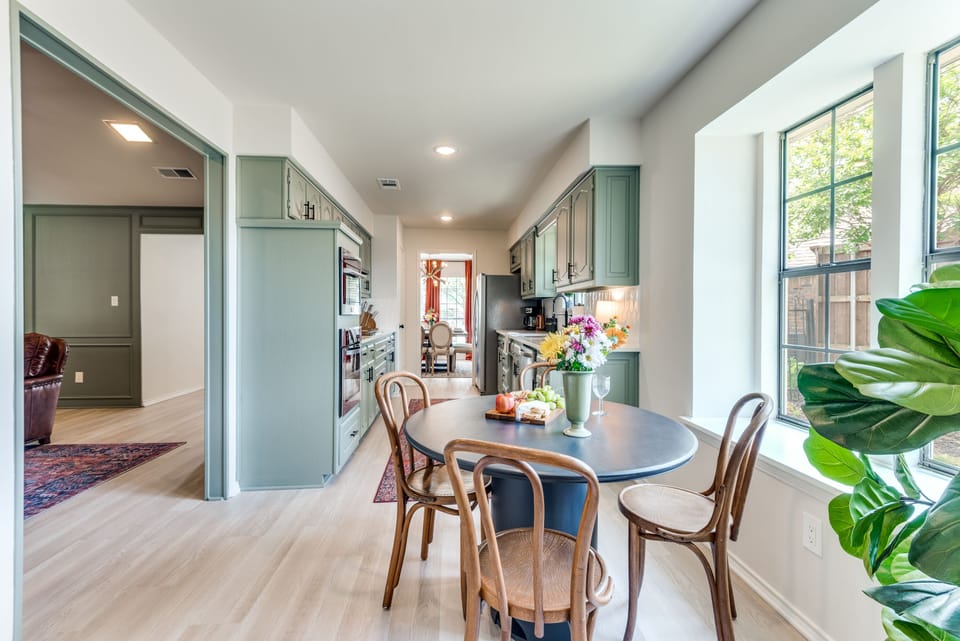 Eat-in kitchen with casual dining for 4. Want to make pancakes for breakfast??