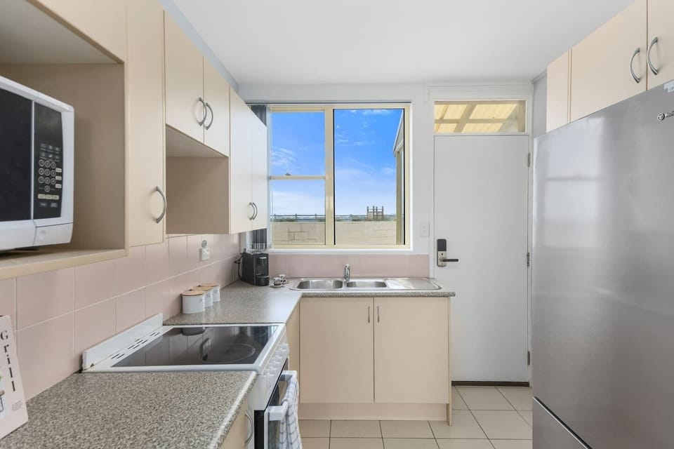 The neat kitchen makes it easy to prepare a meal at home with an oven, stove and coffee machine.
