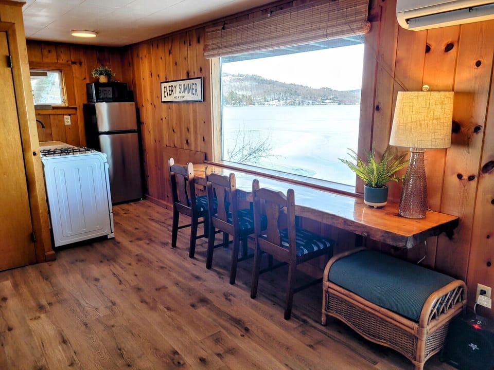Kitchen and Breakfast Bar