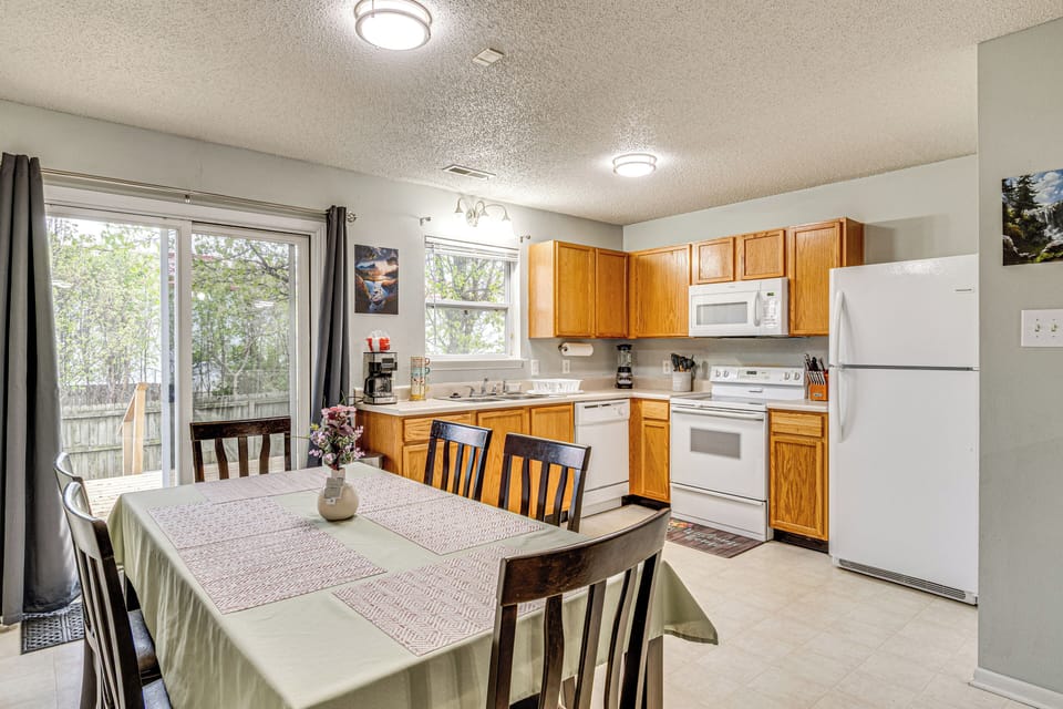 Dining Area | Dishes & Flatware Provided | Single-Story Home