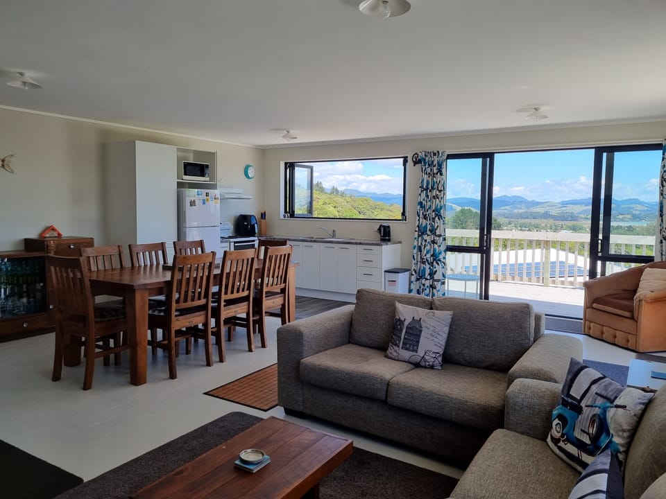 Lounge/Dining/Kitchen