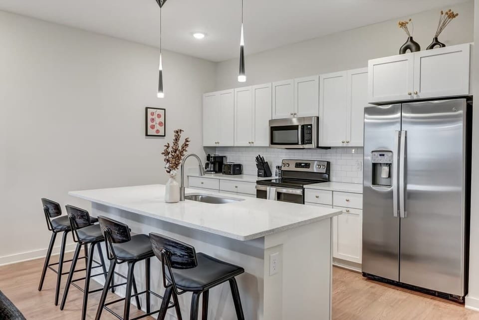 Pull up a seat at the kitchen bar—perfect for casual bites, morning coffee, or keeping the chef company.