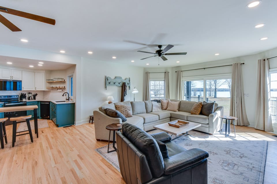 Living Room | Smart TV | Central A/C + Heating