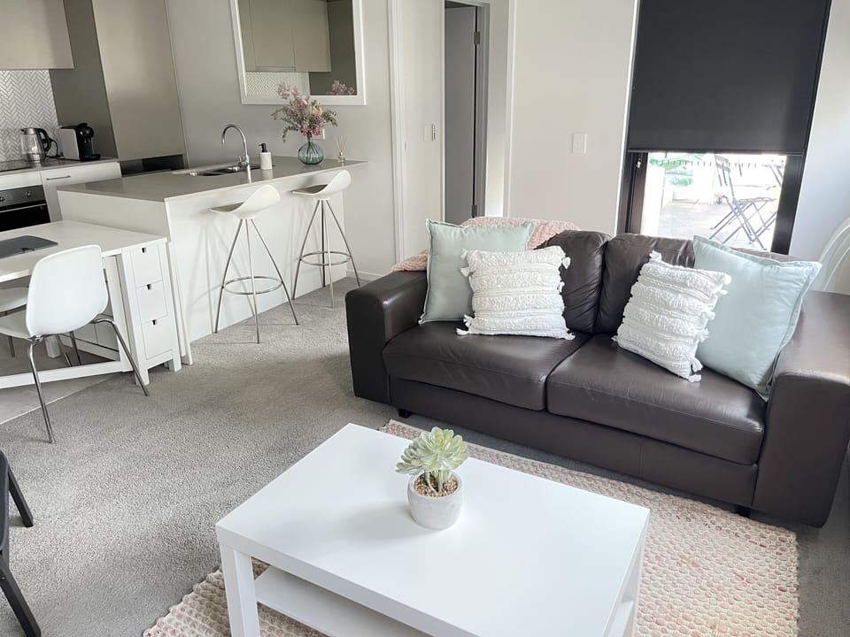 Modern and comfortable - Lounge View 2