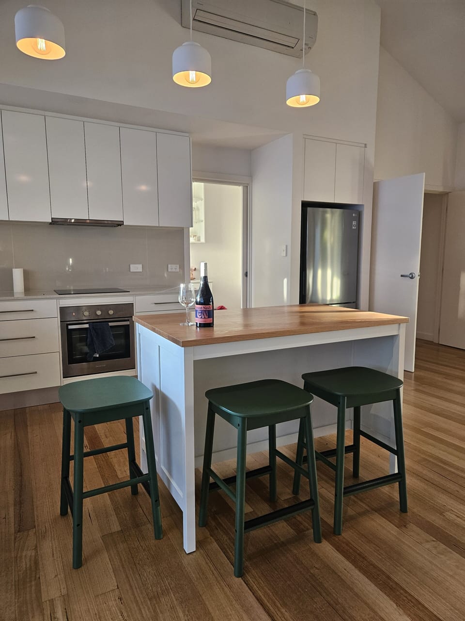 Island bench sits 4 people in the kitchen