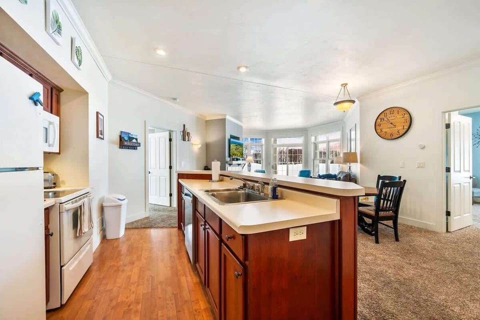 Club Cottage #1 boasts 2 king bedrooms and 2 en suite bathrooms, with queen-sized pull out couch for additional guests. Enjoy amenities such as indoor fireplace, jacuzzi tub, in-unit washer and dryer and a well-stocked kitchen for all you need to pre