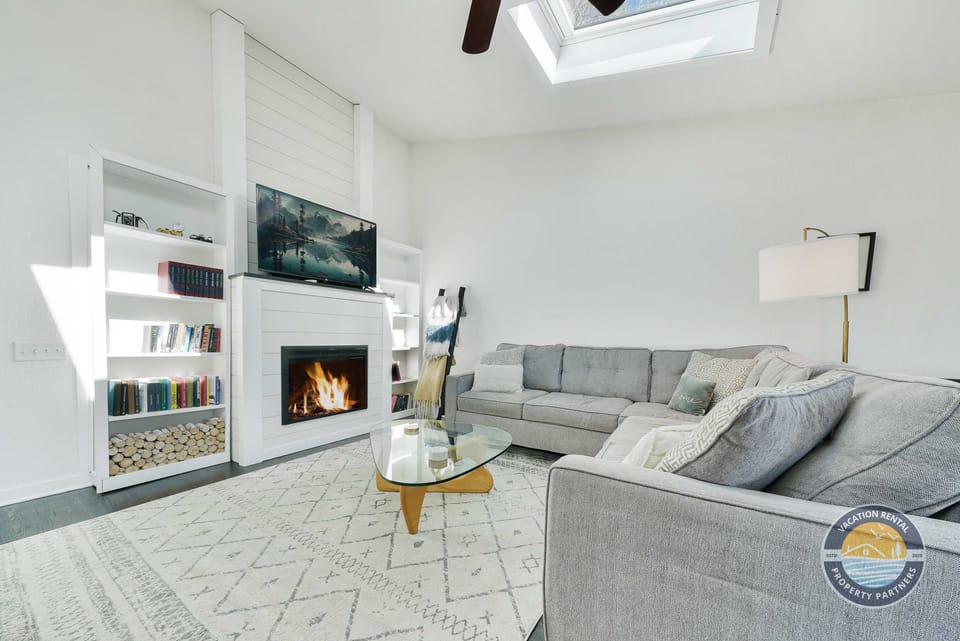 Welcome to your bright and cozy home away from home. Longer stays are welcome, so settle in and stay awhile. Bring your furry friends too (dogs welcome, no cats please). Relax by the fireplace, stream your favorite shows, and enjoy a comfortable spac