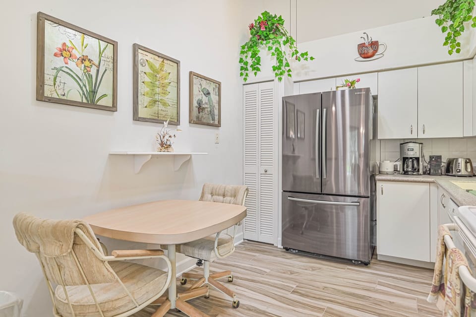 CC20823 - Breakfast nook in the kitchen