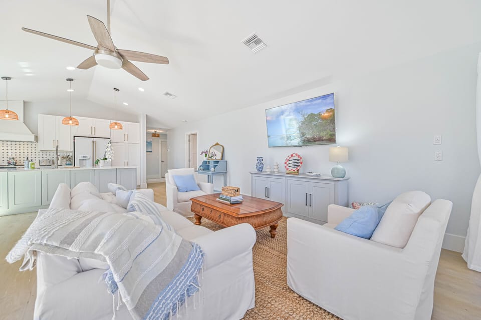 Barefoot Bonita - Comfortable and TV with cable and streaming in the living. Sliding doors open up to the balconies