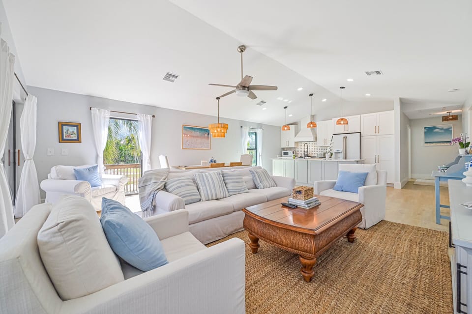Barefoot Bonita - Comfortable and TV with cable and streaming in the living. Sliding doors open up to the balconies