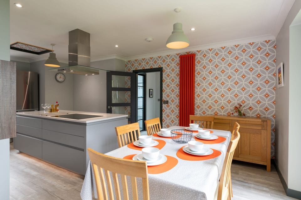 Penyrorsedd - Dining table and island