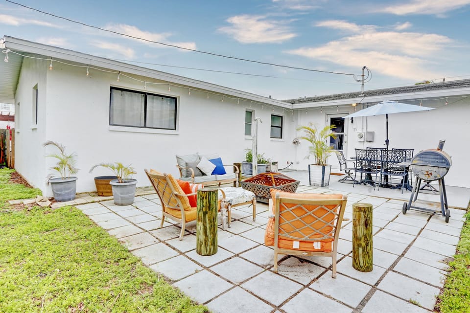 Back Patio w/ Fire Pit!