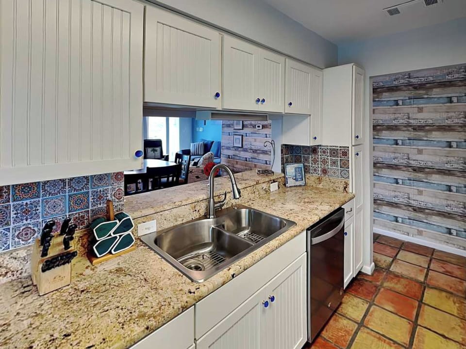 Full Kitchen - Stainless Appliances