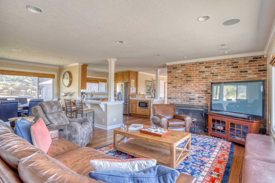 Living room open to kitchen
