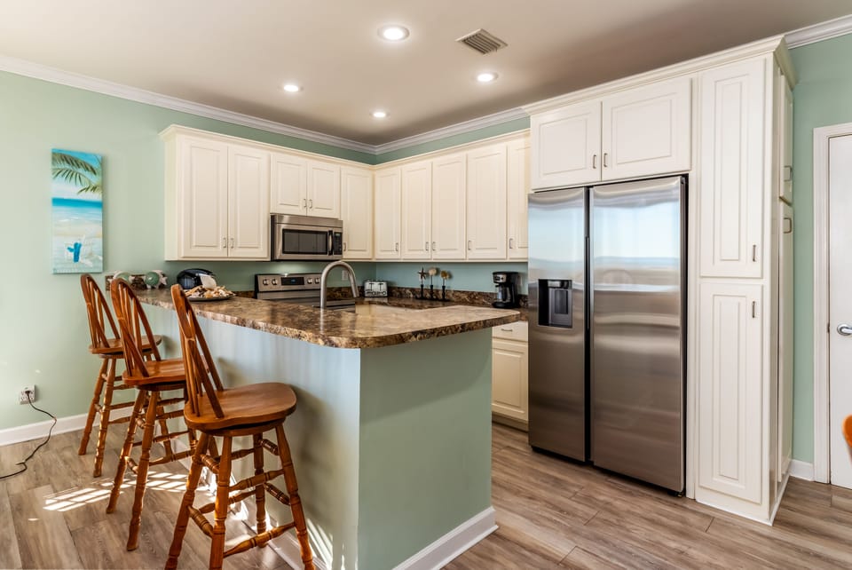 008 Mother of Pearl Kitchen with Island Dinning Space