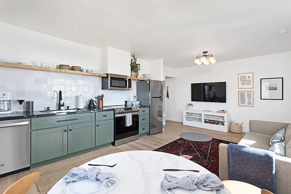 Full Kitchen.
