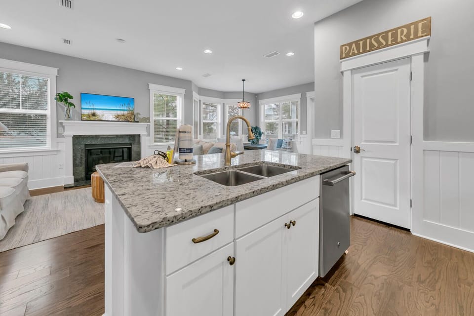 Kitchen with large island
