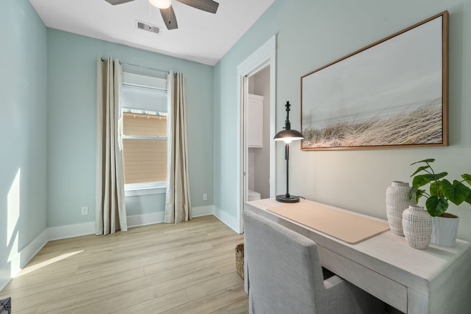 Upper level office space, great for workcations