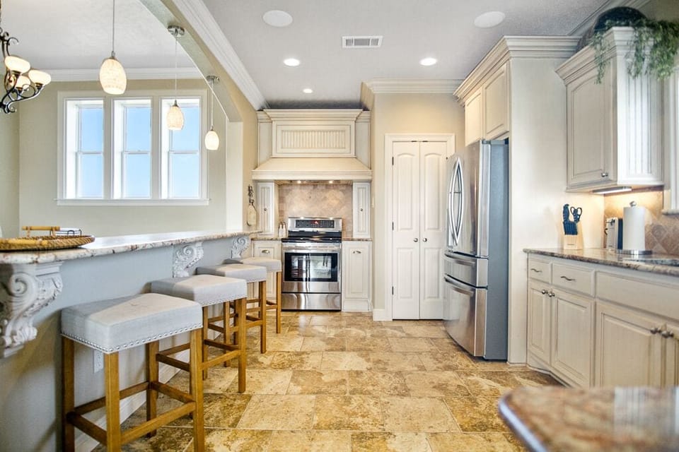 This kitchen is fully equipped. 