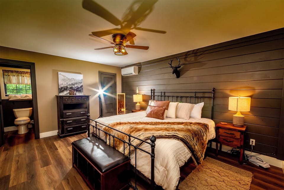 Expansive & Gorgeous King Loft with on suite bathroom and closet space!
