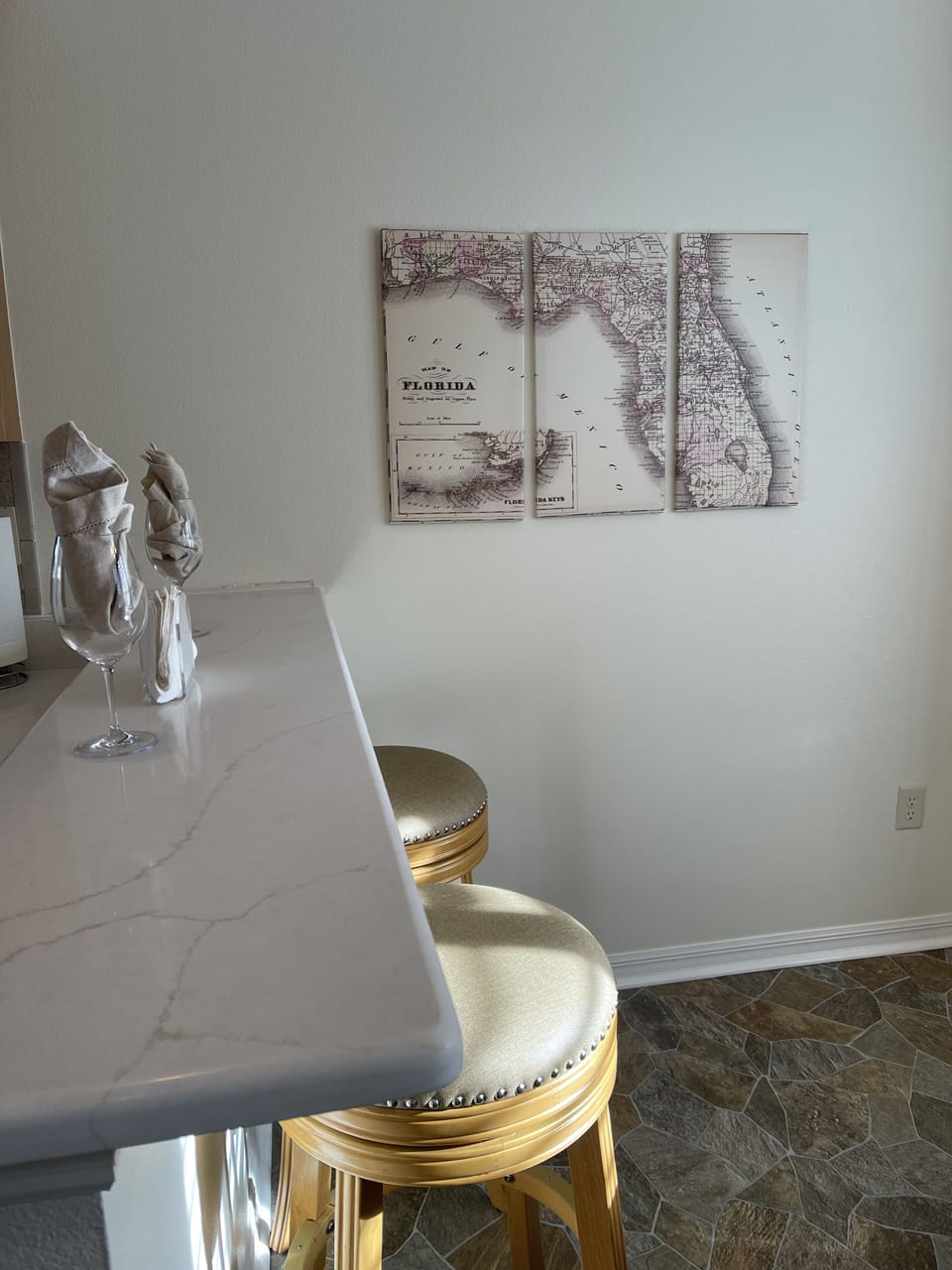 Breakfast bar with quartz countertop