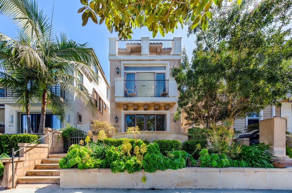 dozy family beach home with modern appliances 