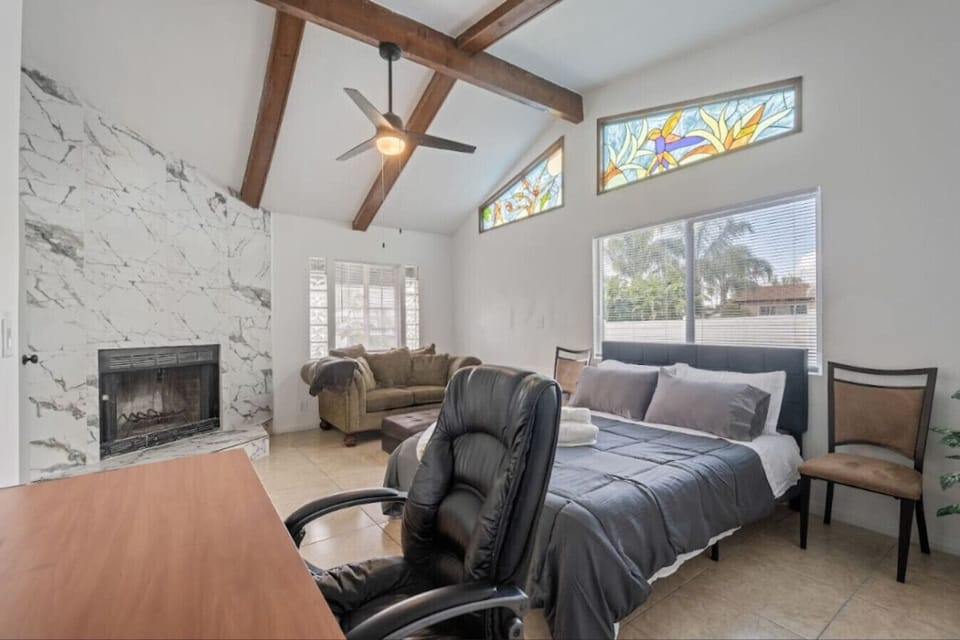 🌿 Relax in this peaceful private room featuring a comfy bed, fresh linens, and a cozy atmosphere perfect for short or long stays.