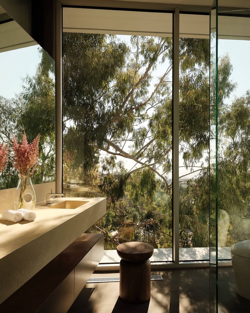 Nature seamlessly connects with the bathroom, merging the indoors with the outdoors.