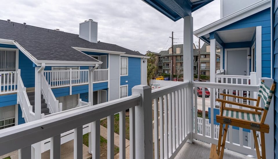 The front balcony of Seaside Serenity