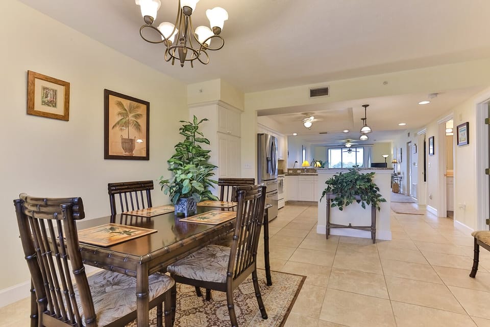 Large condo with open concept from front door to Lenai.