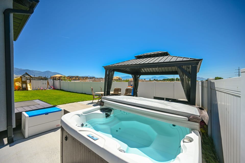 Big backyard with private jacuzzi, playground, sandbox, grill, outdoor dining