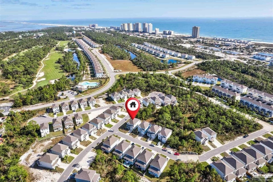 Located in a minute of the beach. 