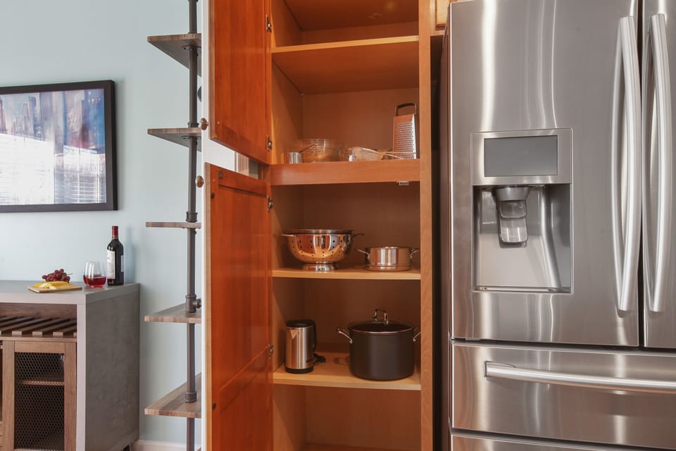 French door fridge and complete utensils (plates/utensils/mugs/glasses)