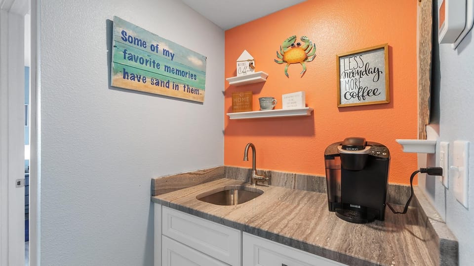 Dining Area - Wet Bar