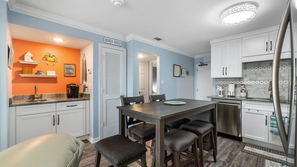 Dining Area - Seating for 4+