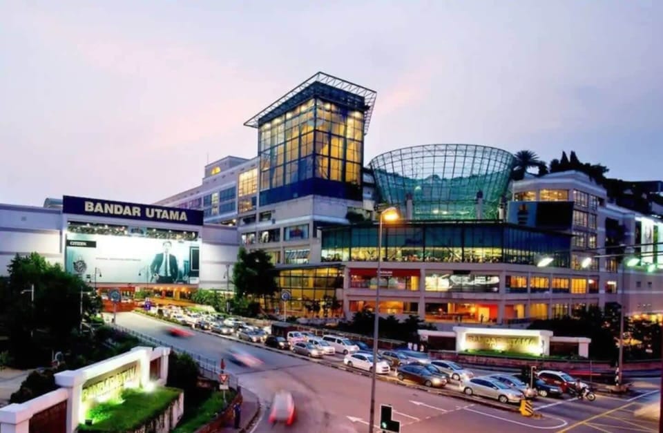 1Utama Shopping Centre - 8 min drive