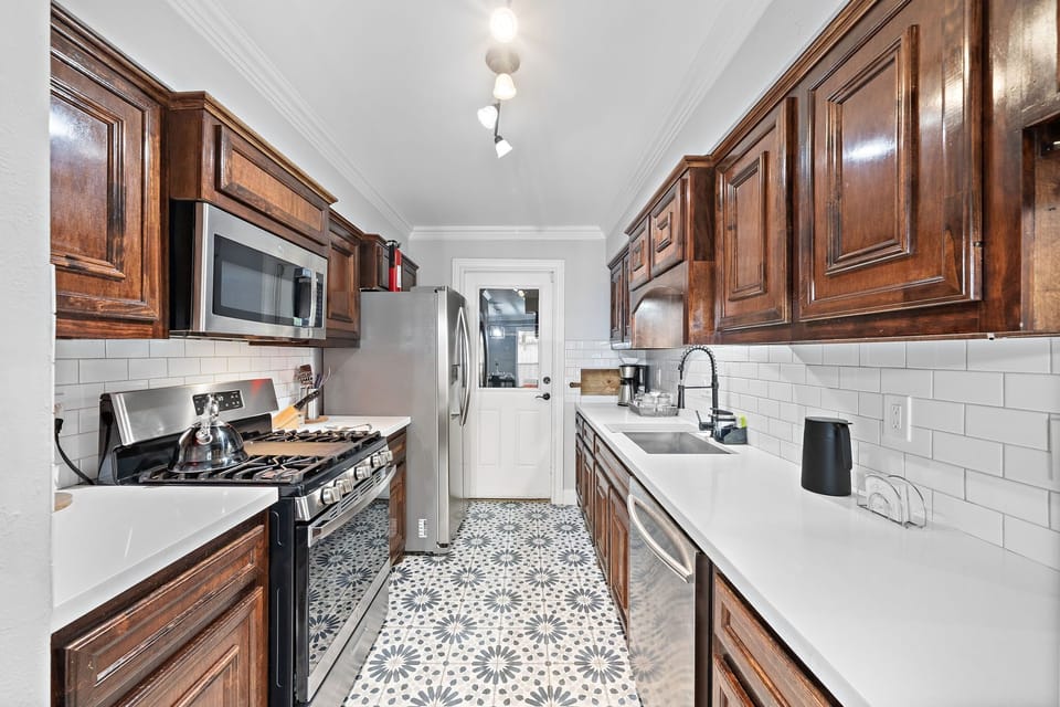 Fully equipped kitchen with high quality granite countertops.