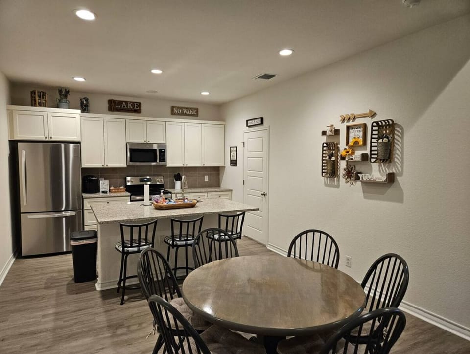 Dining & kitchen area.