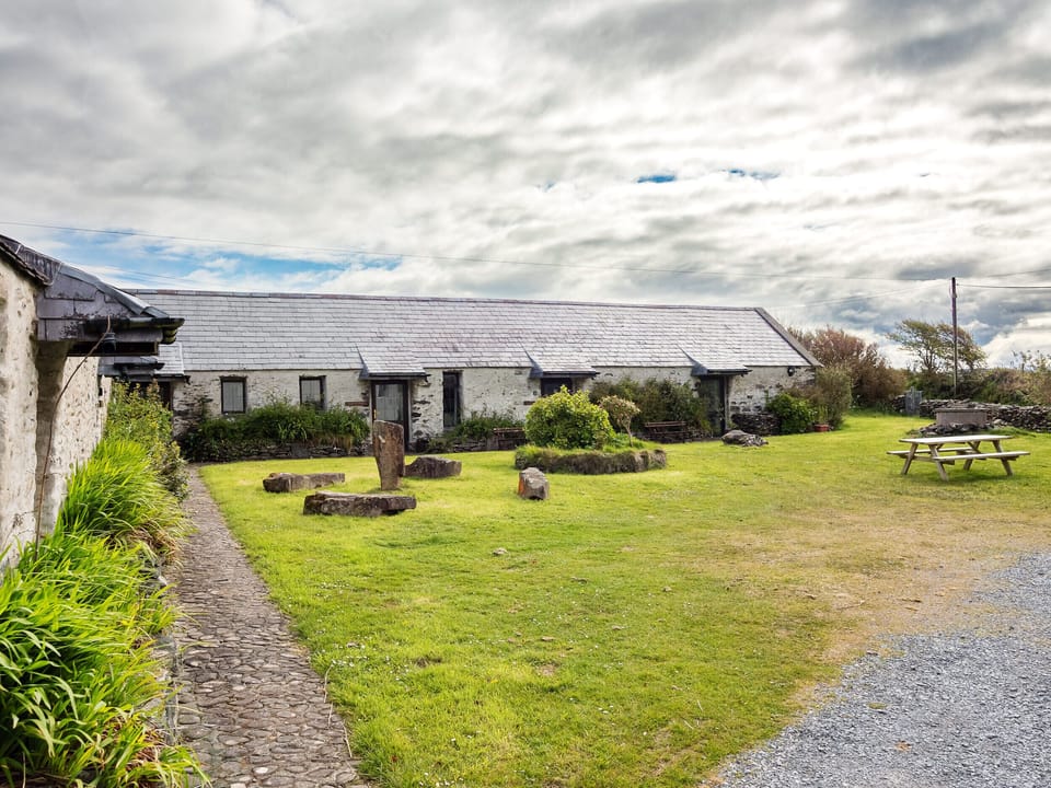 Large Garden Area with Picnic Bench Ventry Farm Seaside Cottage Ventry County Kerry Ireland
