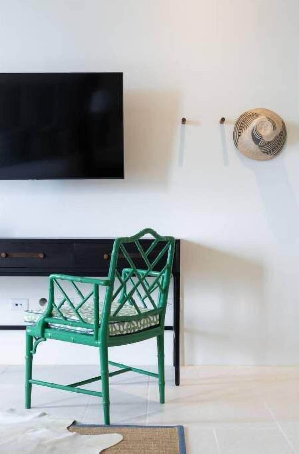 Master bedroom-Smart TV and desk