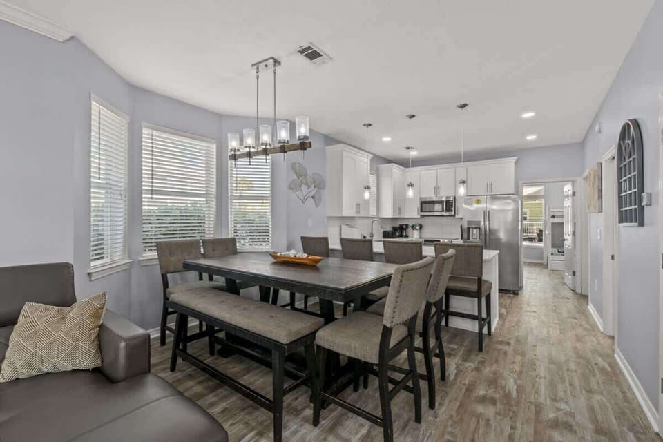 Our spacious dining table offers seating for the whole group!