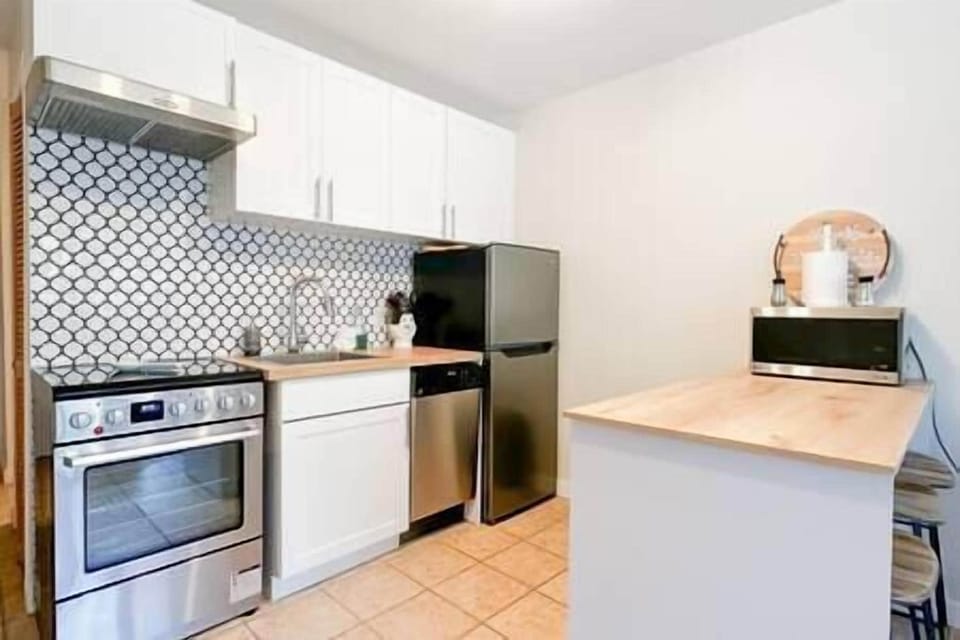 Fully Equipped Kitchen and Kitchenette