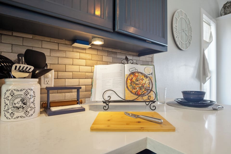 One Love Kitchen: Prepare your gourmet meals with ease while staying with us in our fully equipped kitchen. 