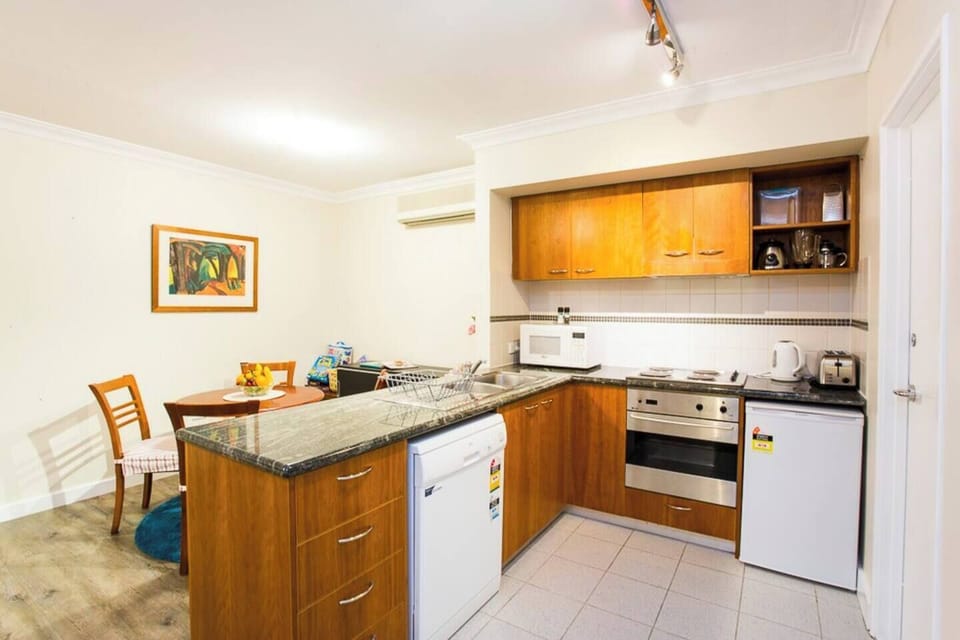 Fully equipped kitchen with peninsular
