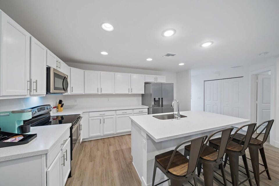 Fully stocked kitchen w/ coffee and essentials