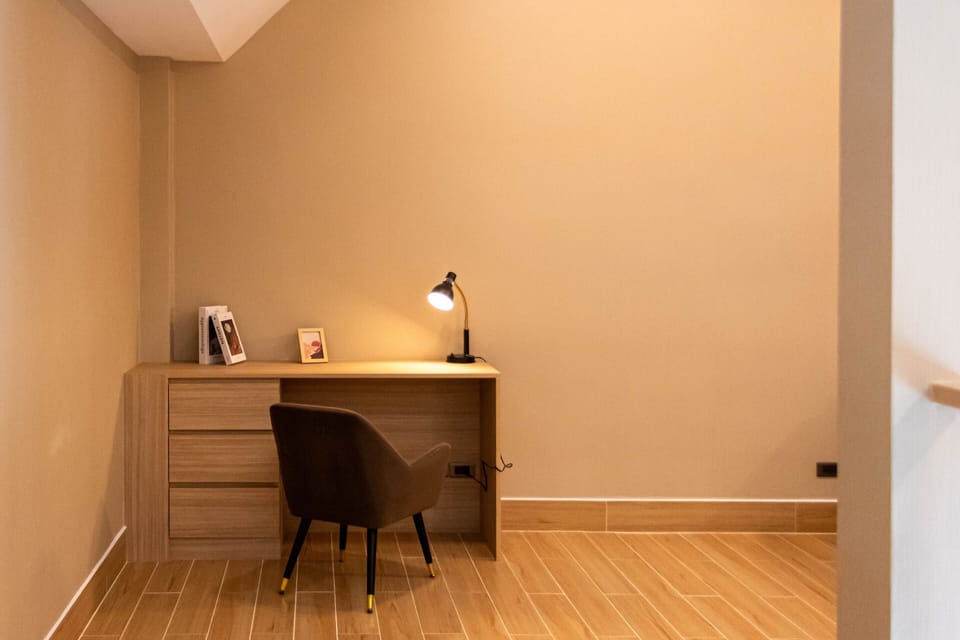 Worktable, High-Speed WiFi ( 2nd floor loft area)