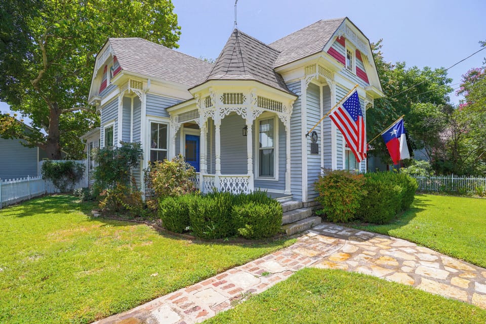 Granbury Vacation Rental | 3BR | 2BA | 1,800 Sq Ft | 4 Steps to Access